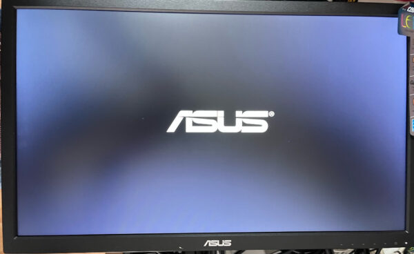 Monitor Asus VP228DE 21.5'' LCD **Tiene un pixel fundido en el centro**.