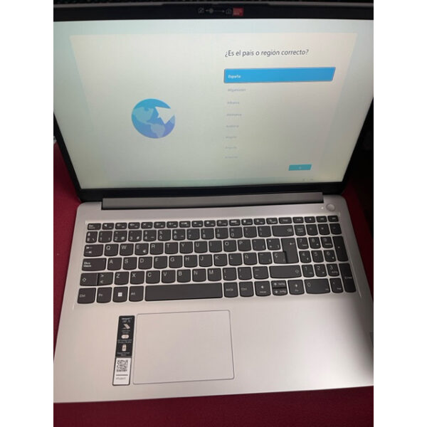 Portátil Lenovo Ideapad 1 15ADA7 AMD 3020E 8GB RAM 256GBSSD W11 *Tiene un golpe*