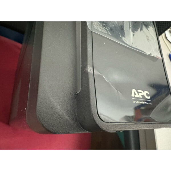 SAI APC Easy UPS Línea Interactiva 1600 VA 900 W **Tiene un golpe en el frontal, tema estético que no afecta al funcionamiento**