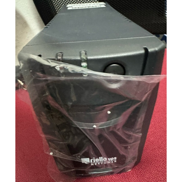 SAI Riello UPS Linea Interactiva 800VA 360 W 4 salidas AC **Tiene un golpe**