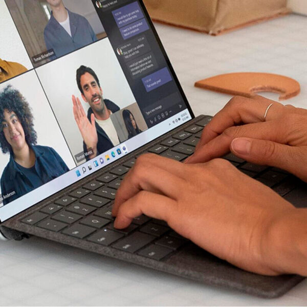 Microsoft Teclado negro para Surface Pro con Almacenamiento de Lápiz en Español - Imagen 4