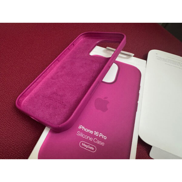 Funda original Apple silicona con MagSafe para Apple iPhone 16 Pro Fucsia*dañada - Imagen 2